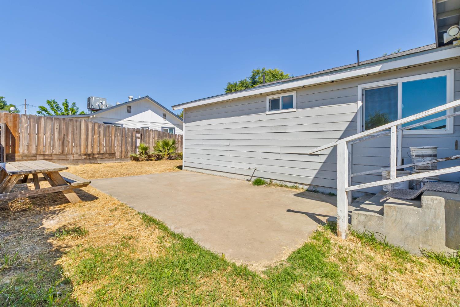 272 Pleasant St, Lindsay, CA 93247
