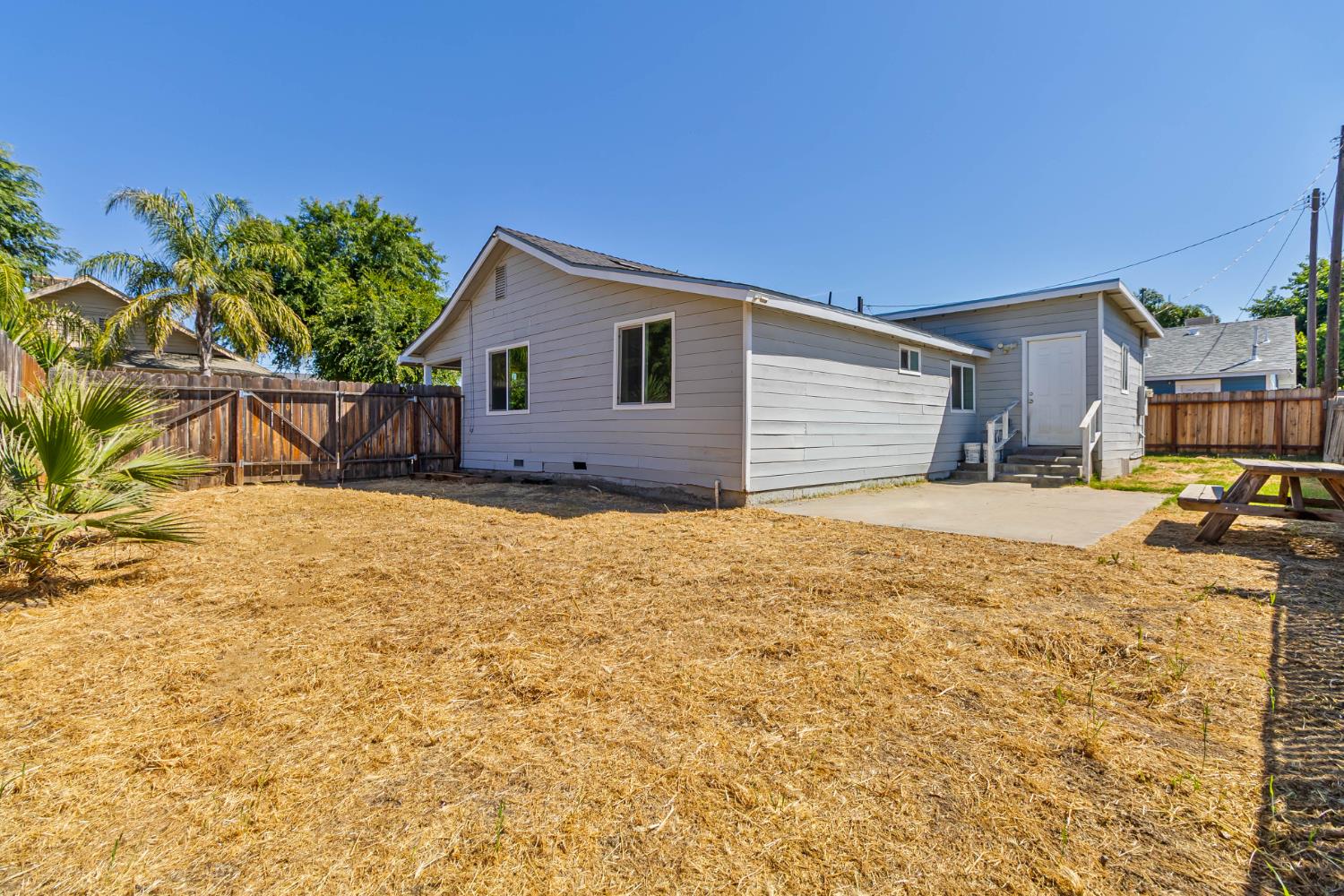 272 Pleasant St, Lindsay, CA 93247