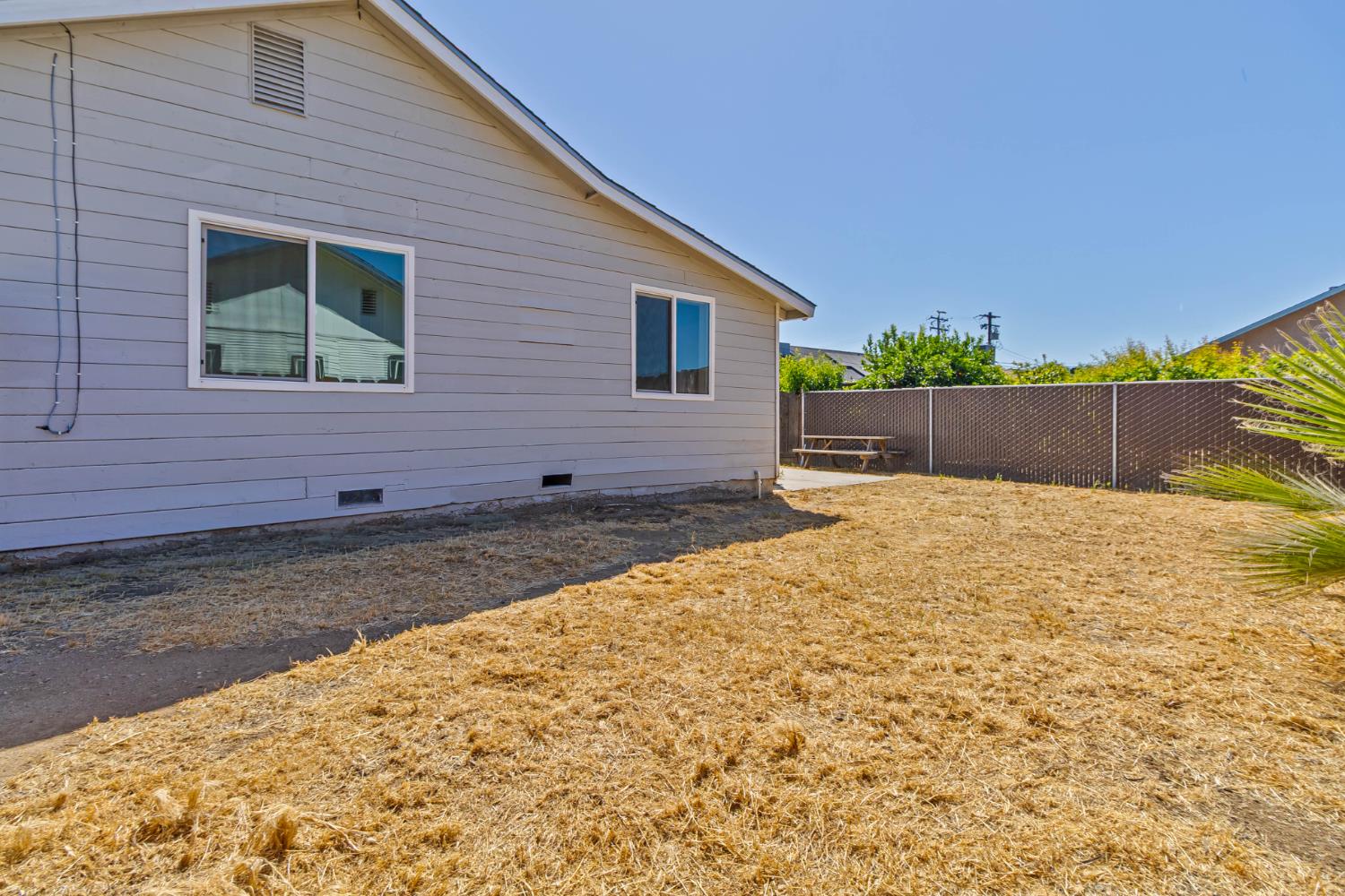 272 Pleasant St, Lindsay, CA 93247
