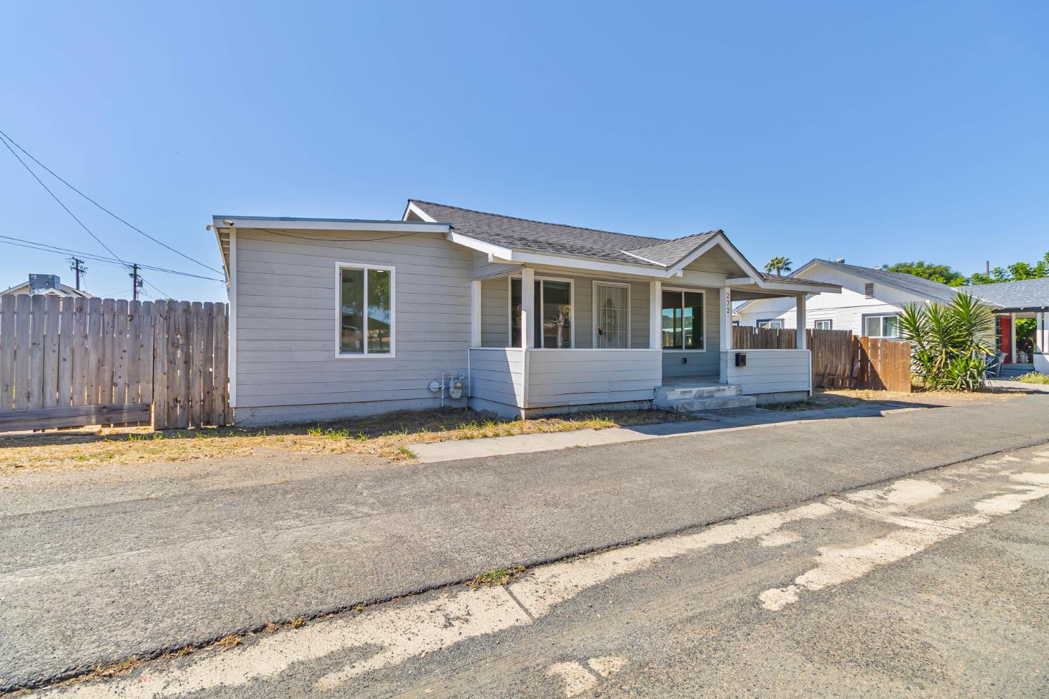 272 Pleasant St, Lindsay, CA 93247