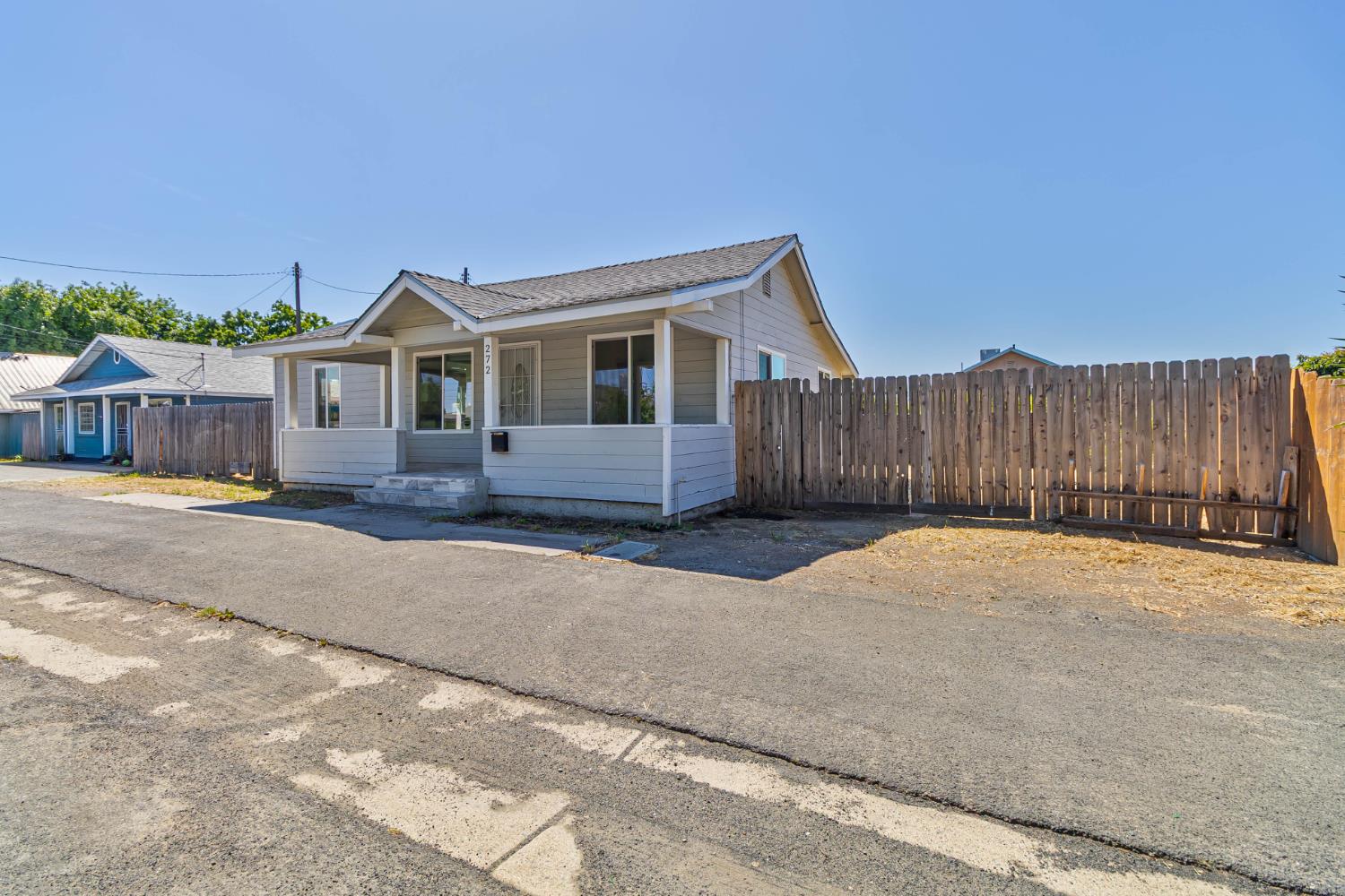 272 Pleasant St, Lindsay, CA 93247