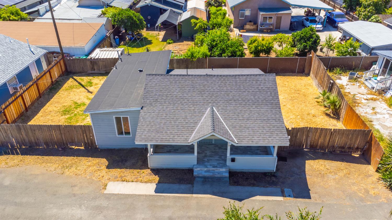 272 Pleasant St, Lindsay, CA 93247