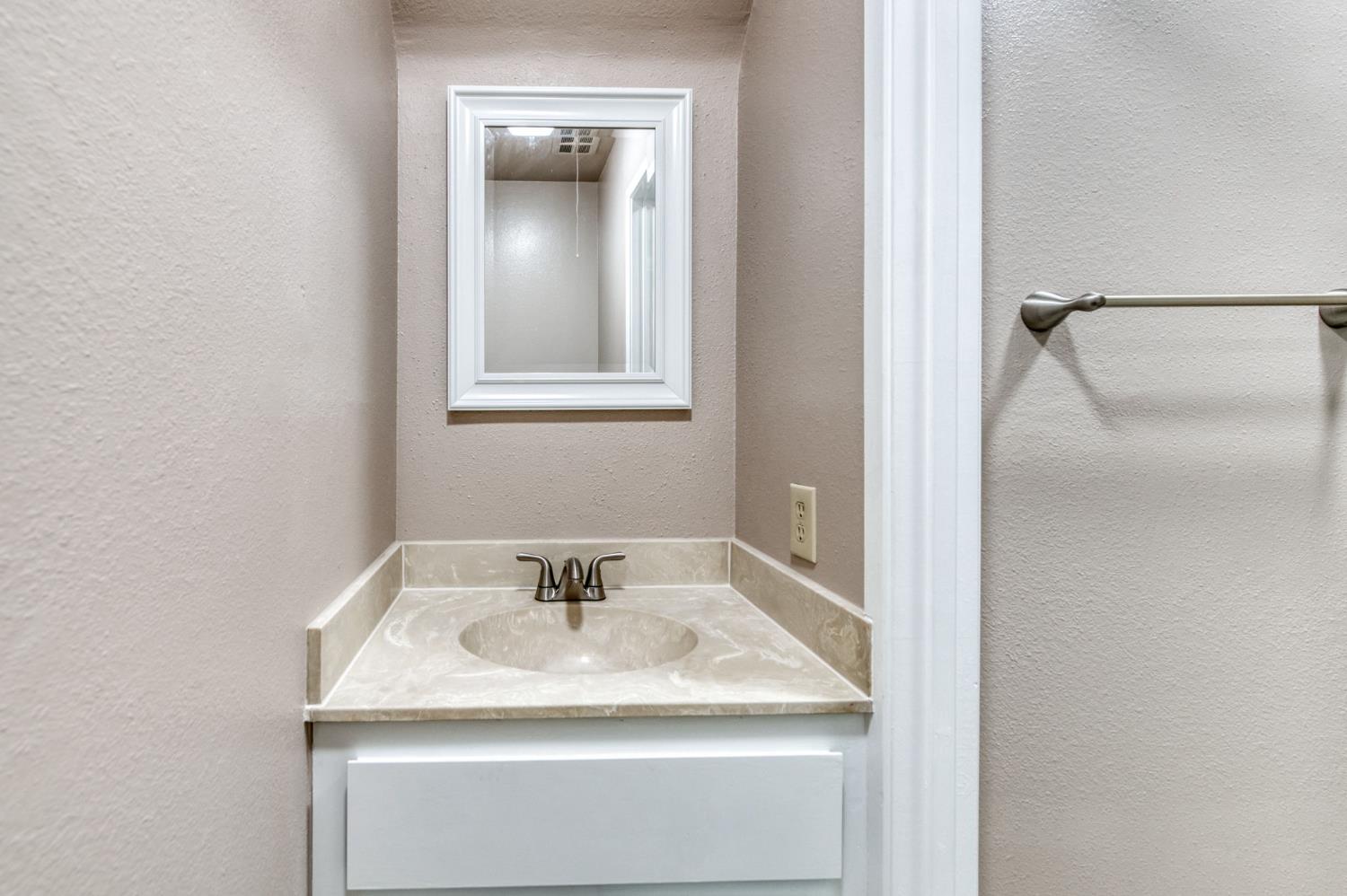 5118 E Ashlan Ave #102, Fresno, CA 93727