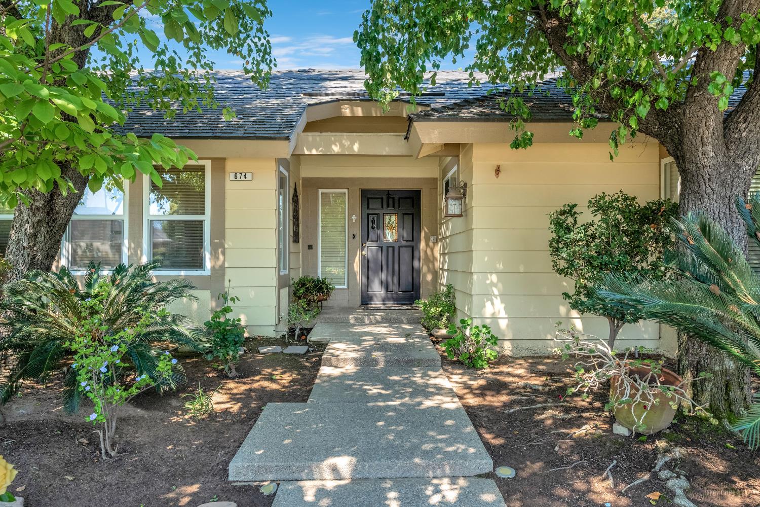 674 E Cole Ave, Fresno, CA 93720