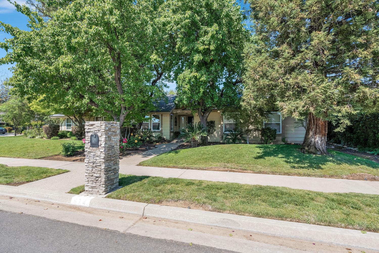 674 E Cole Ave, Fresno, CA 93720