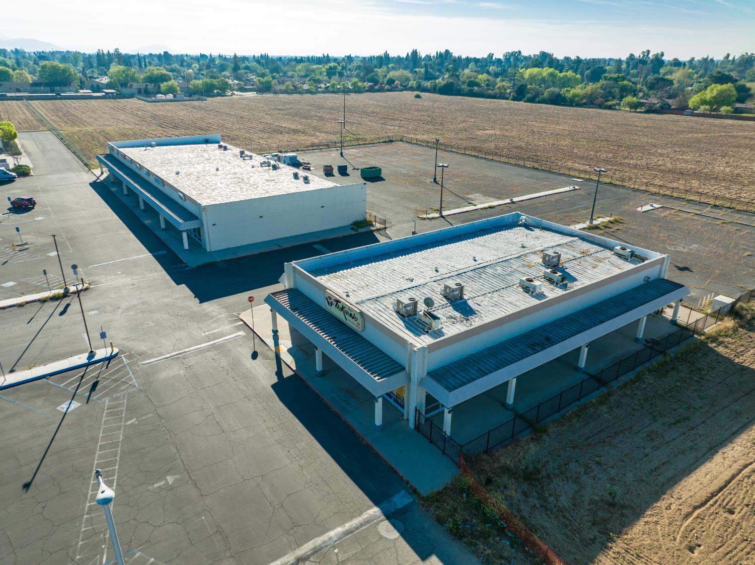 5710 E Kings Canyon Rd, Fresno, CA 93727