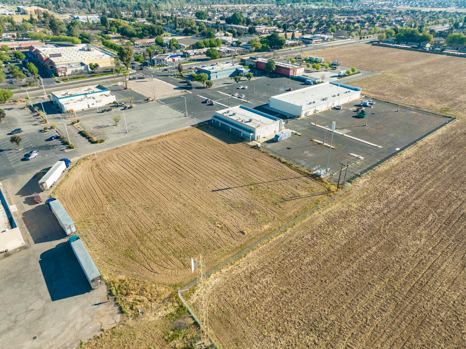 5710 E Kings Canyon Rd, Fresno, CA 93727