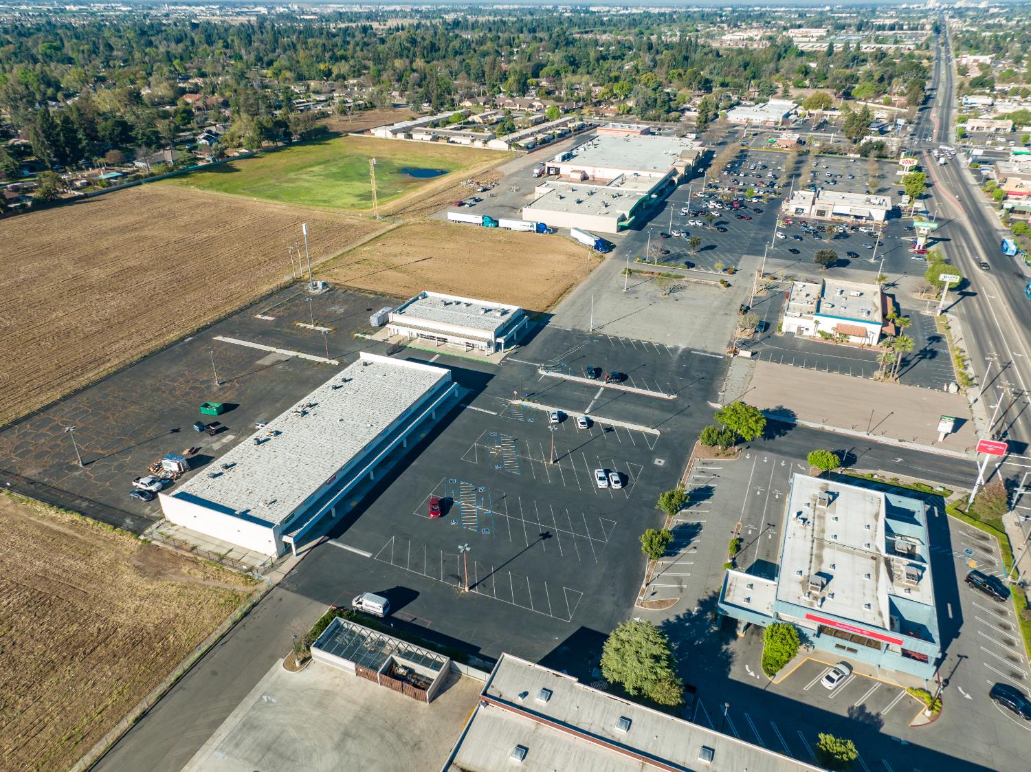 5710 E Kings Canyon Rd, Fresno, CA 93727