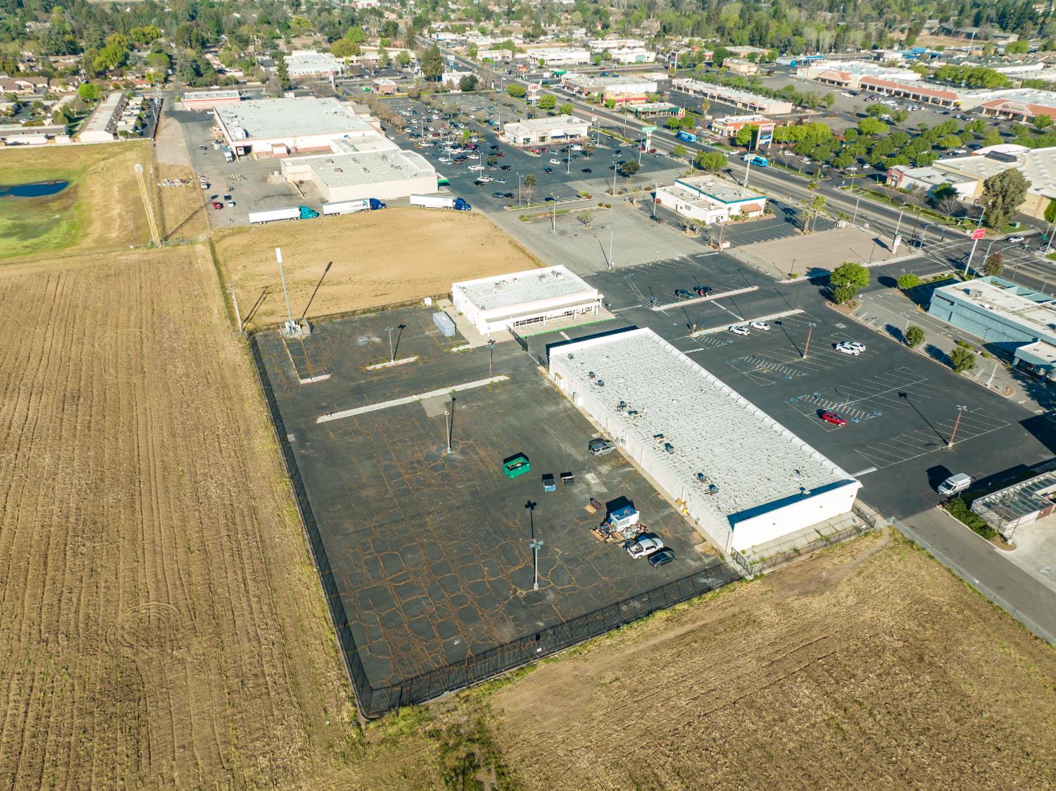 5710 E Kings Canyon Rd, Fresno, CA 93727