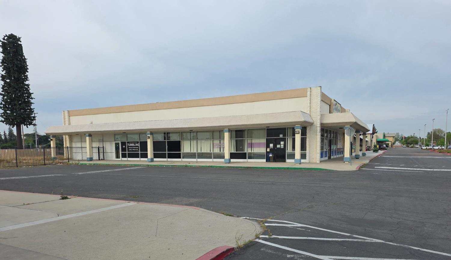 5710 E Kings Canyon Rd, Fresno, CA 93727