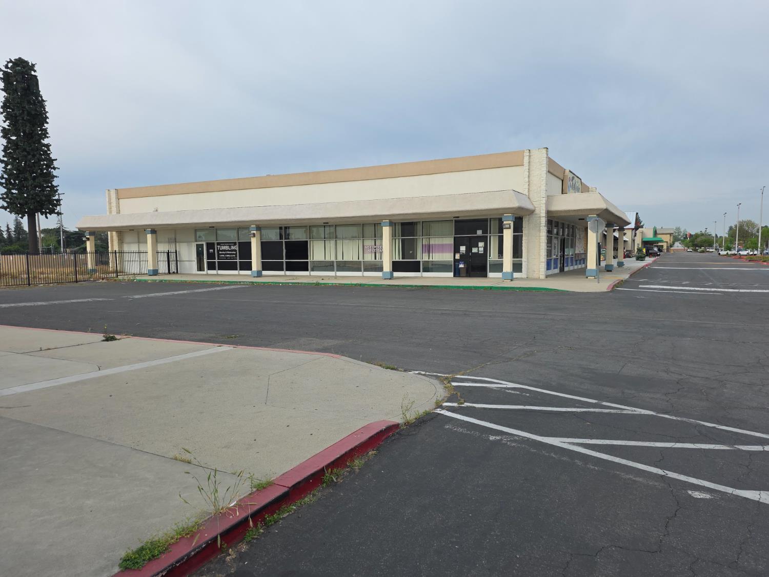 5710 E Kings Canyon Rd, Fresno, CA 93727