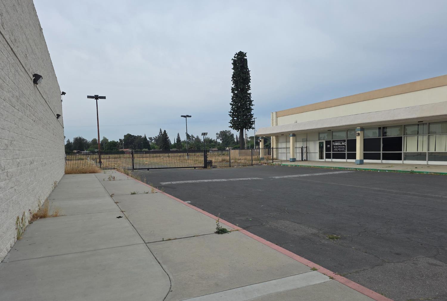 5710 E Kings Canyon Rd, Fresno, CA 93727