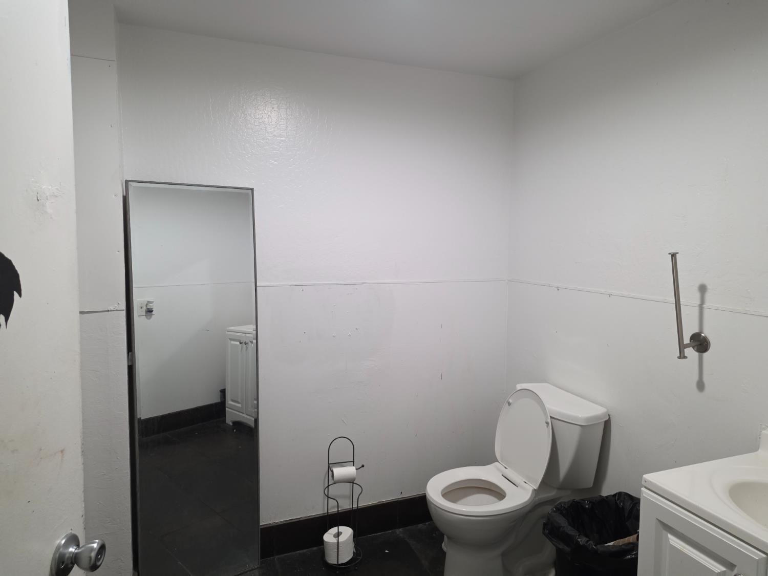 5710 E Kings Canyon Rd, Fresno, CA 93727