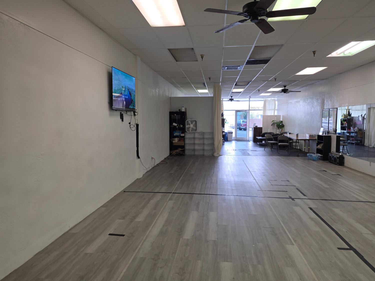 5710 E Kings Canyon Rd, Fresno, CA 93727