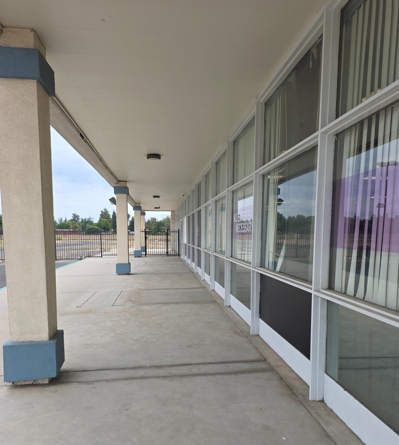 5710 E Kings Canyon Rd, Fresno, CA 93727