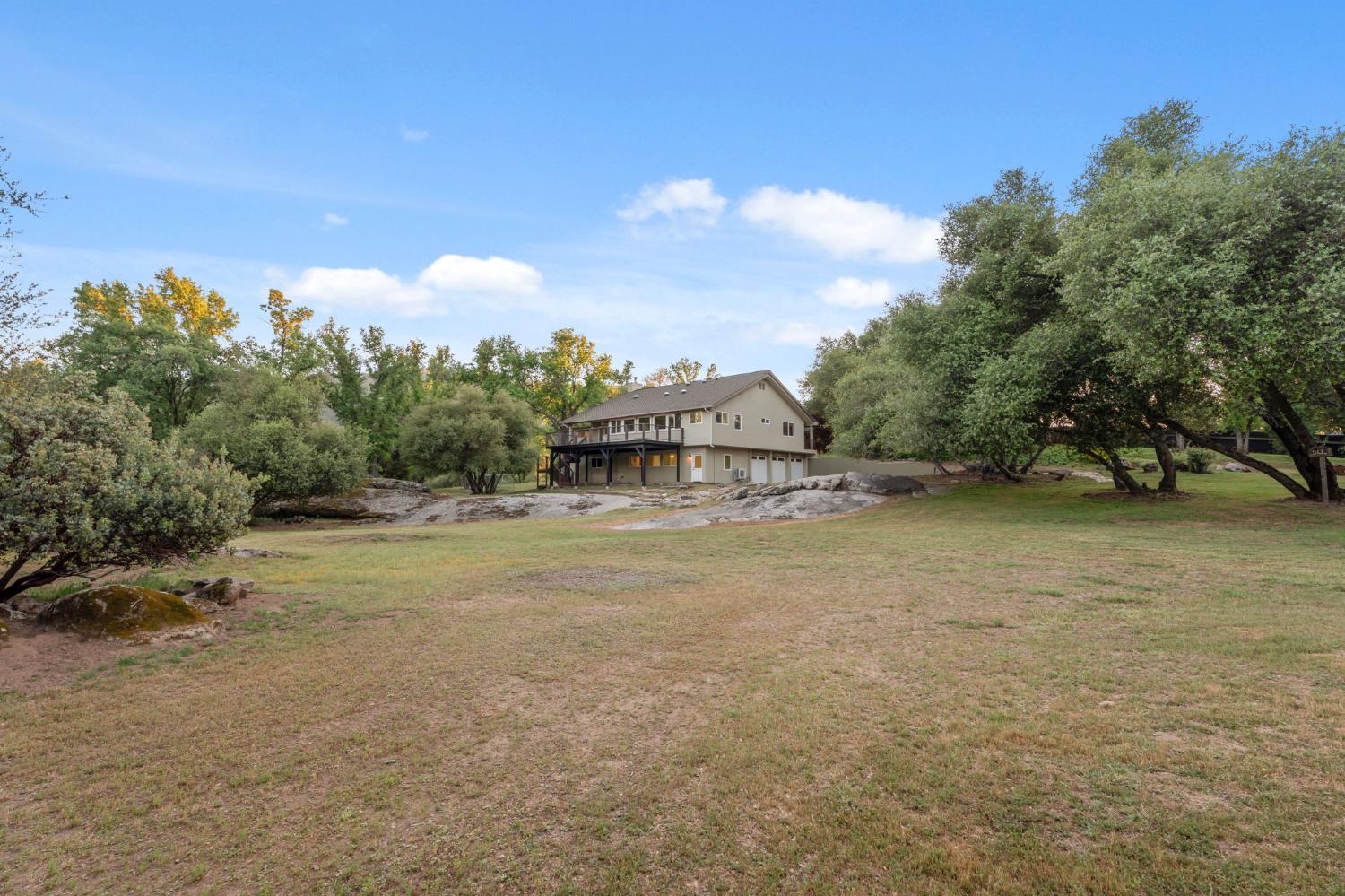 45012 Mockingbird Ln, Oakhurst, CA 93644