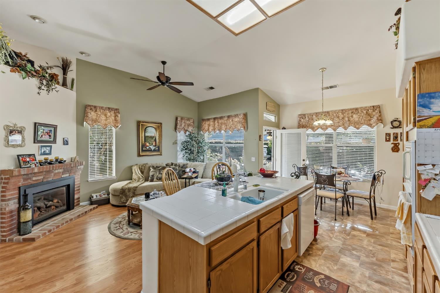 8613 N Whitney Ave, Fresno, CA 93720