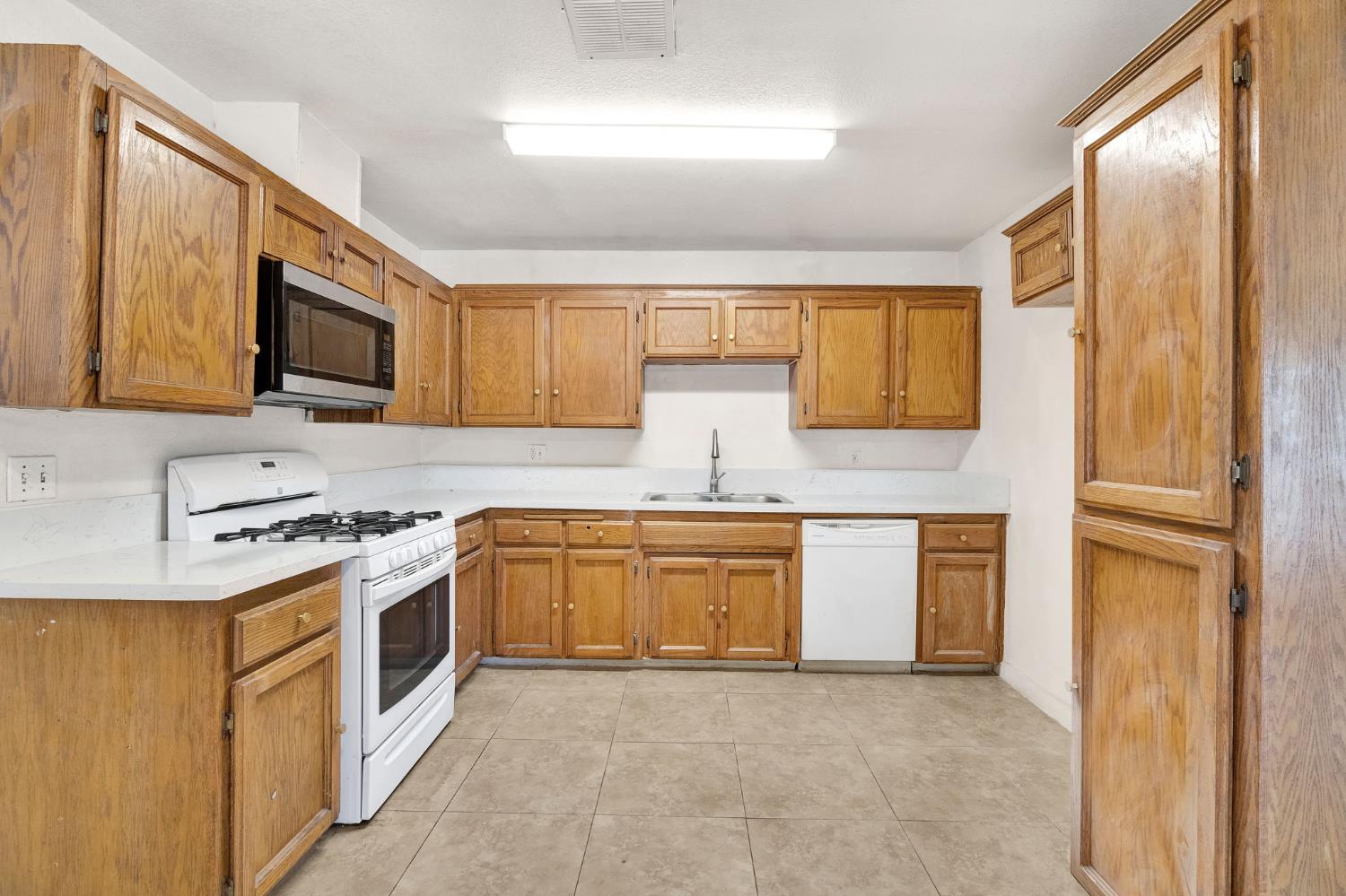 2151 S Bardell Ave, Fresno, CA 93706