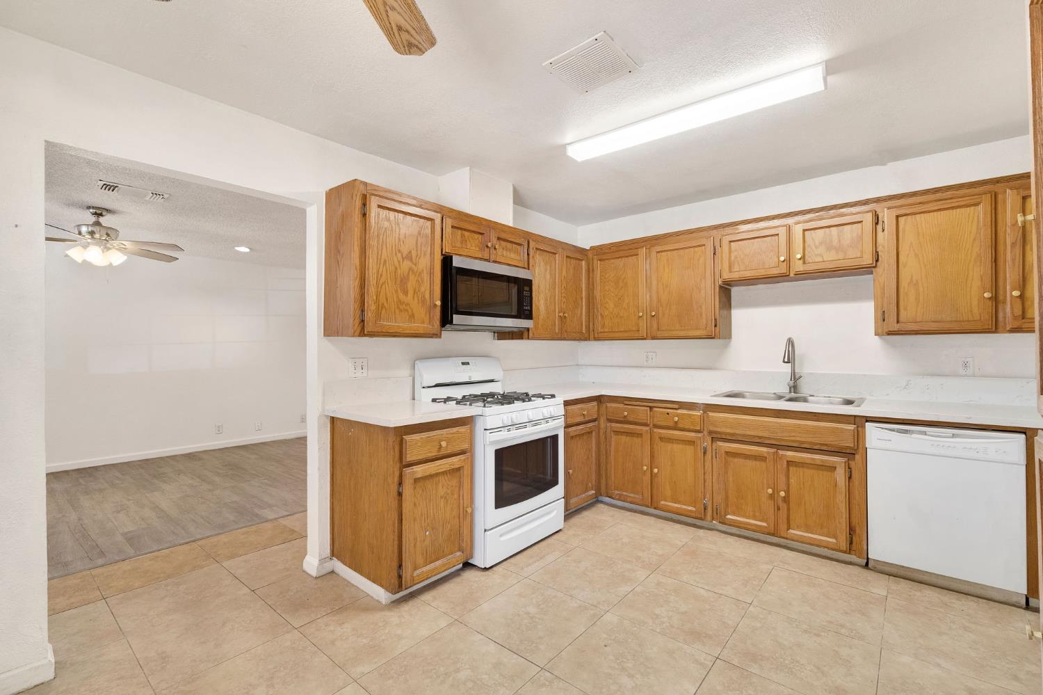 2151 S Bardell Ave, Fresno, CA 93706