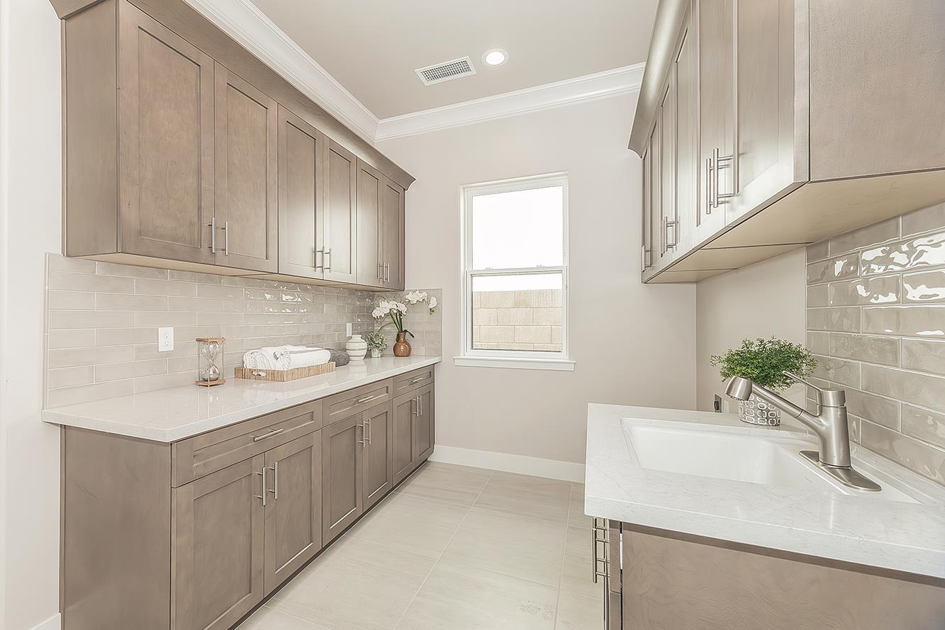 11421 N Live Oak Dr, Fresno, CA 93730