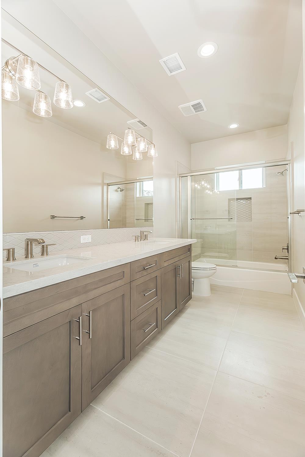 11421 N Live Oak Dr, Fresno, CA 93730