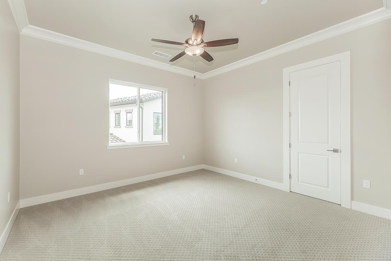 11421 N Live Oak Dr, Fresno, CA 93730