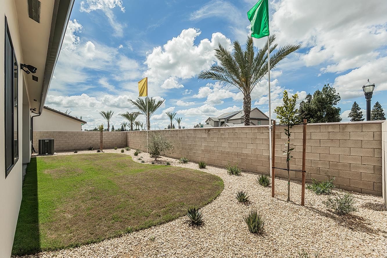 11421 N Live Oak Dr, Fresno, CA 93730