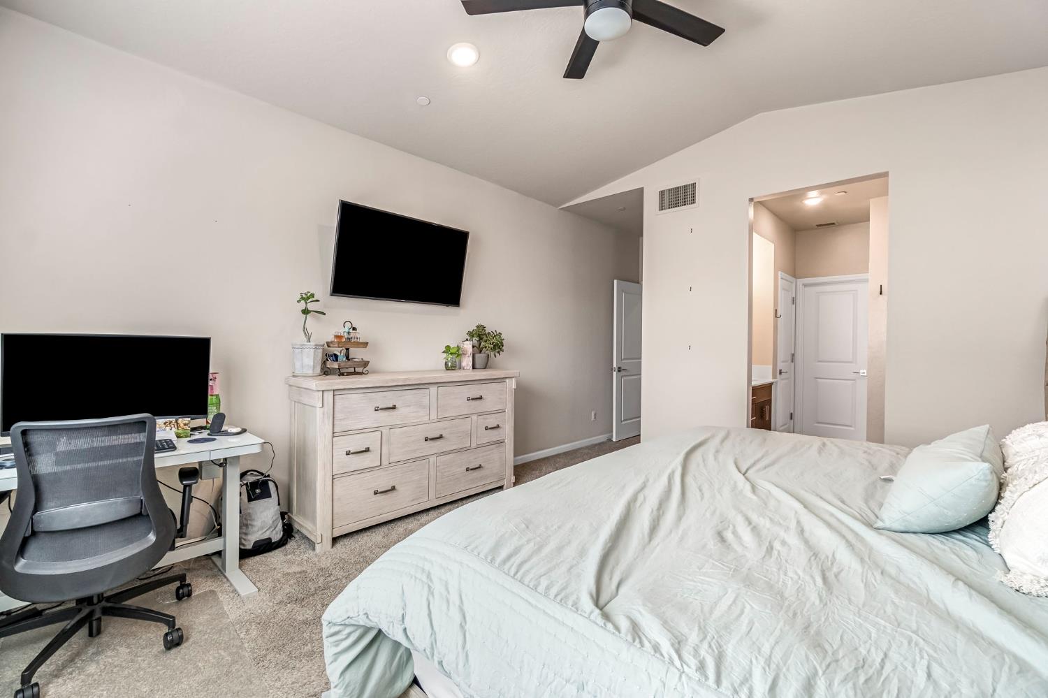 4158 Buckingham Ave, Clovis, CA 93619