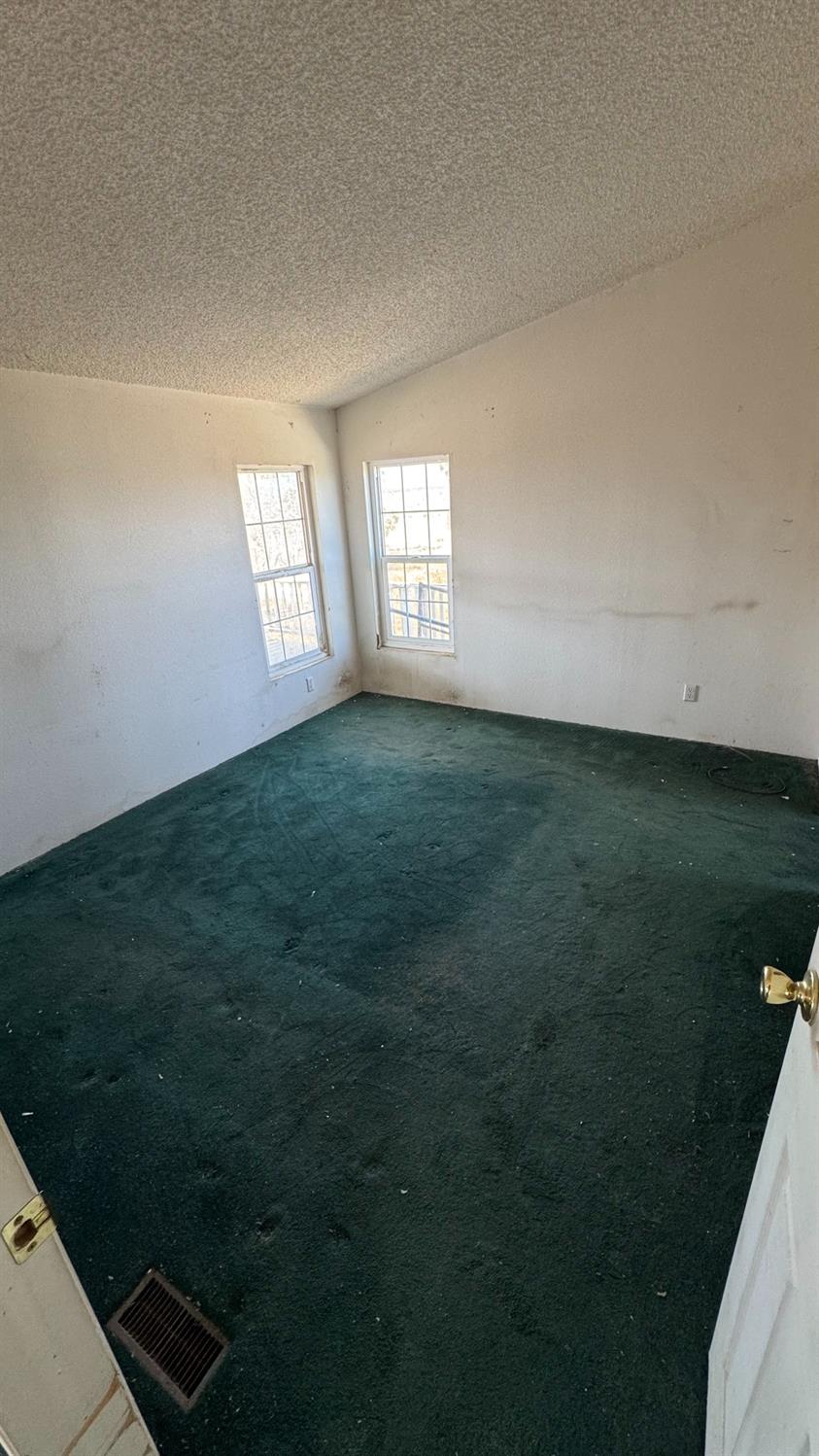 11086 Kelly St, Mojave, CA 93501