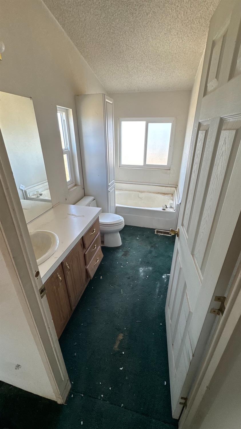 11086 Kelly St, Mojave, CA 93501