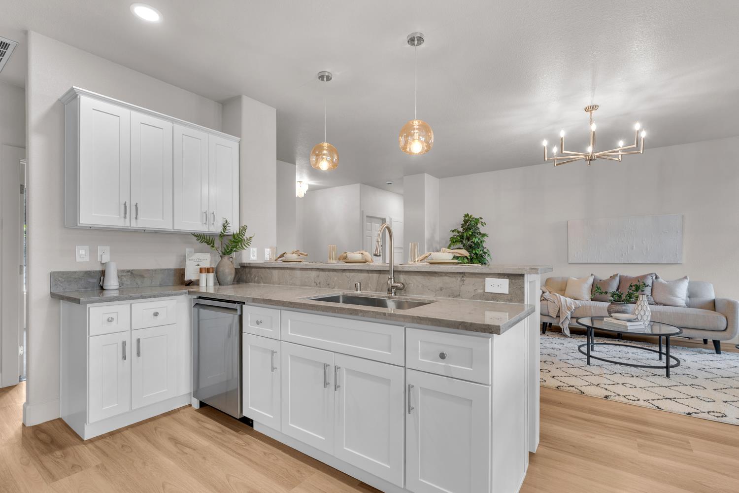 2423 S Sabre Ave, Fresno, CA 93727