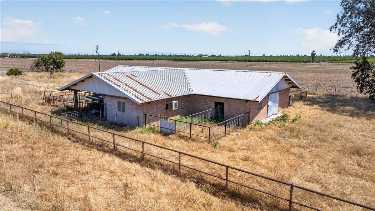 704 N Hayes Ave, Fresno, CA 93723