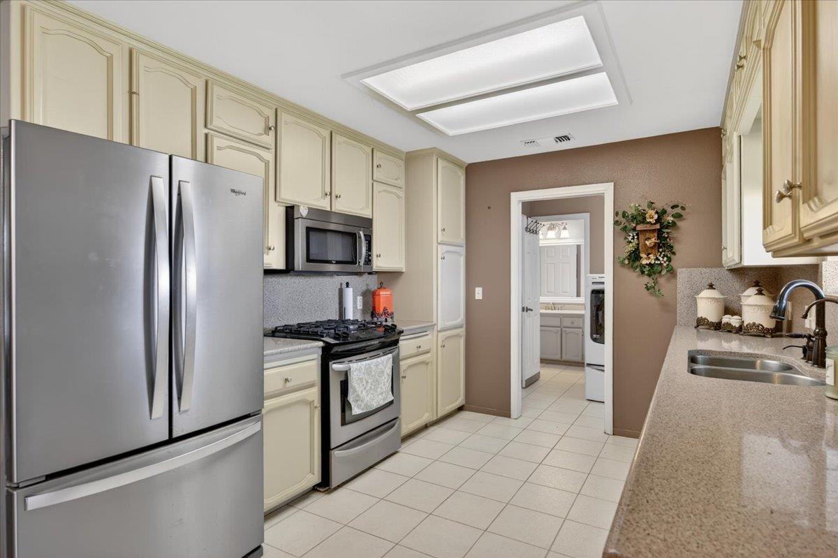 704 N Hayes Ave, Fresno, CA 93723