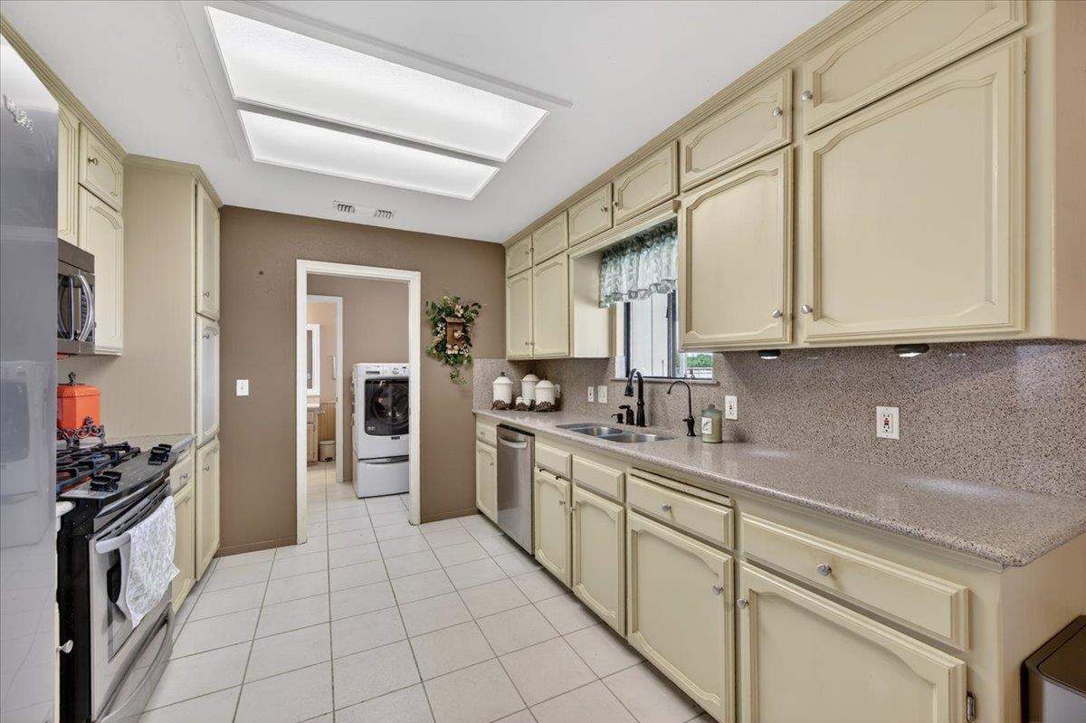 704 N Hayes Ave, Fresno, CA 93723