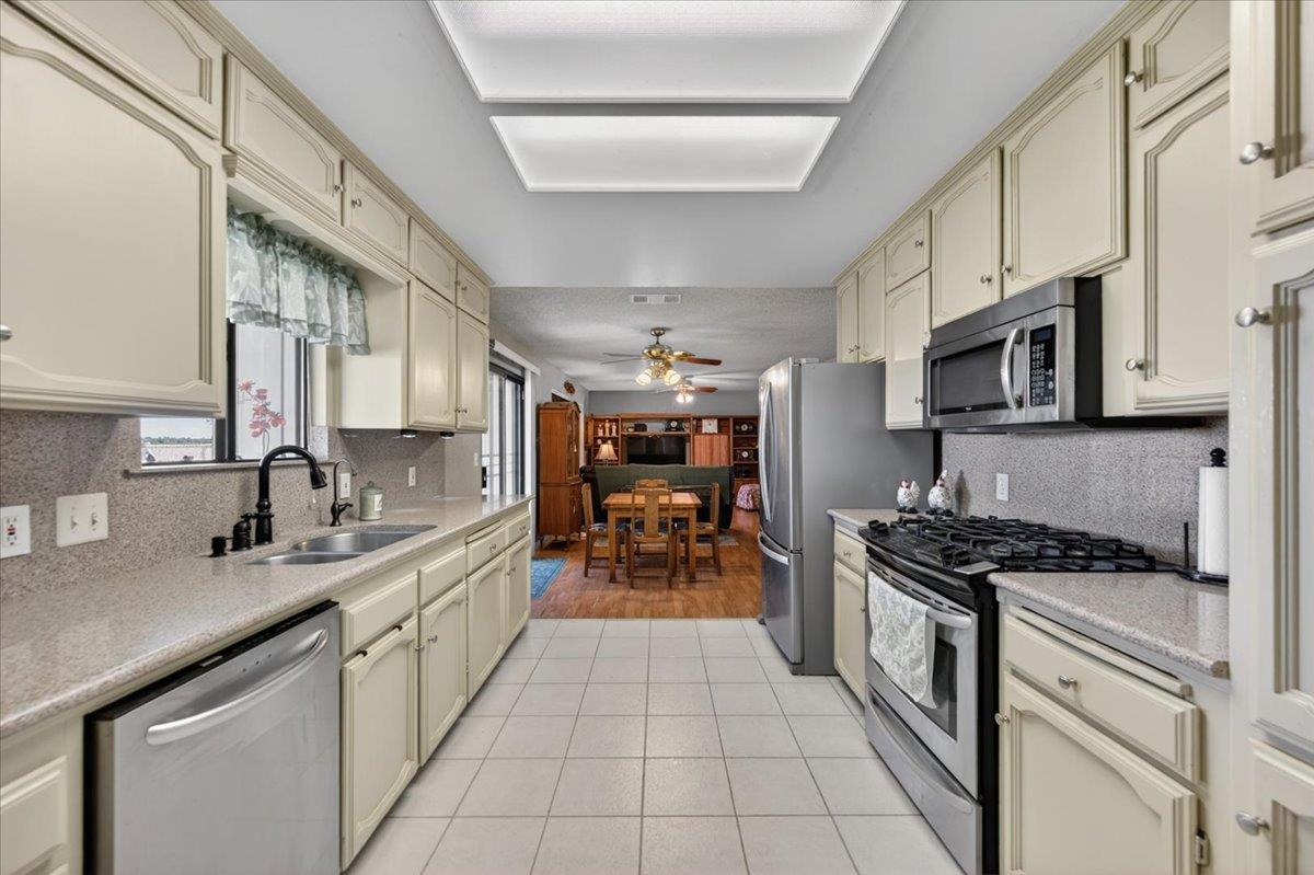 704 N Hayes Ave, Fresno, CA 93723