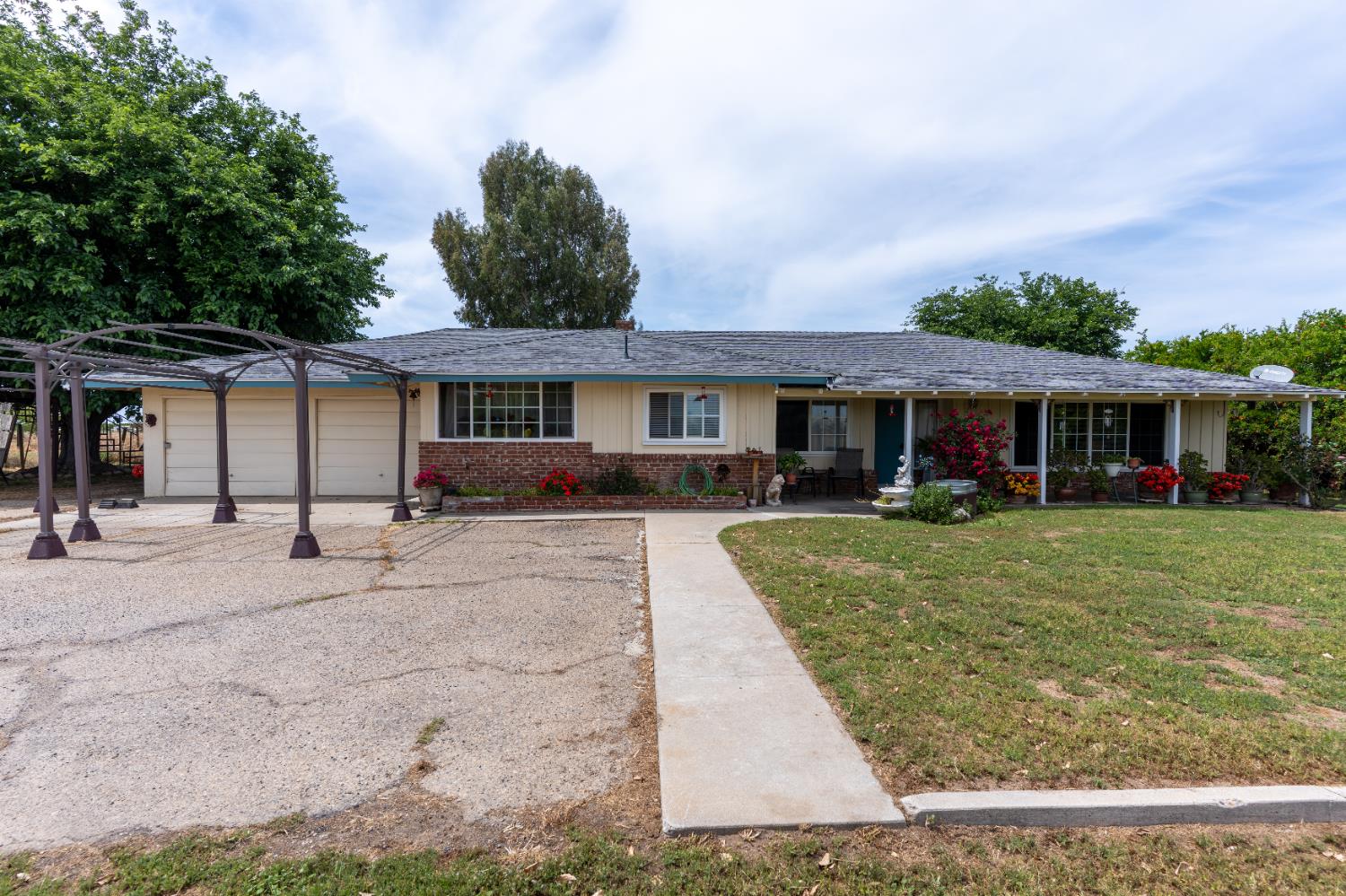 1389 S Highland Ave, Sanger, CA 93657