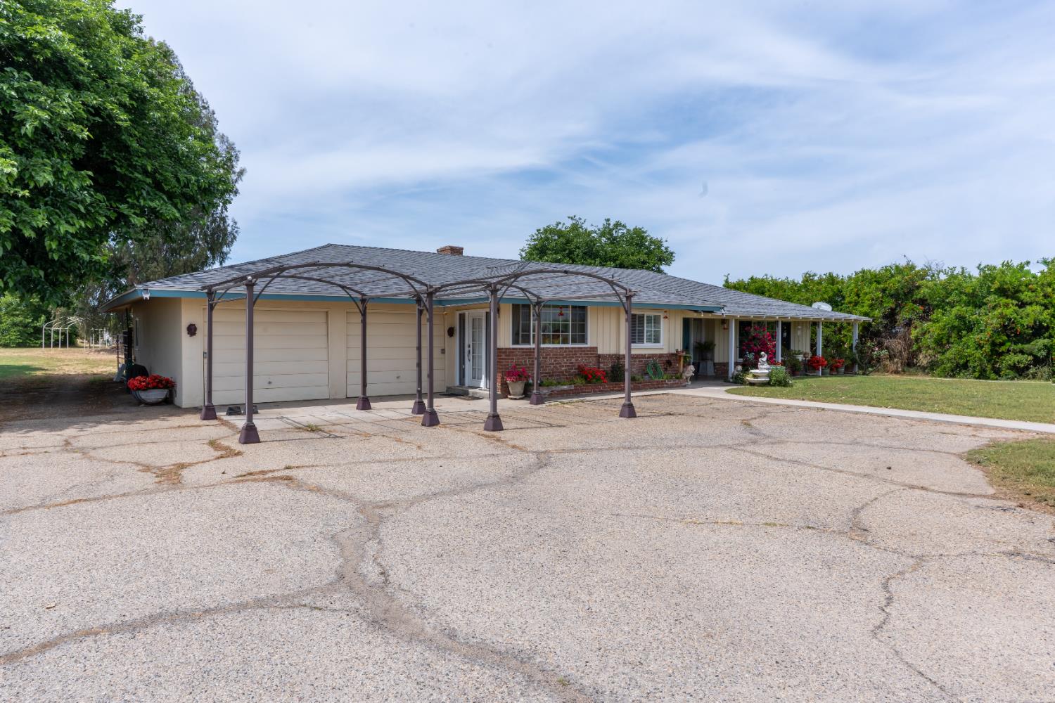 1389 S Highland Ave, Sanger, CA 93657