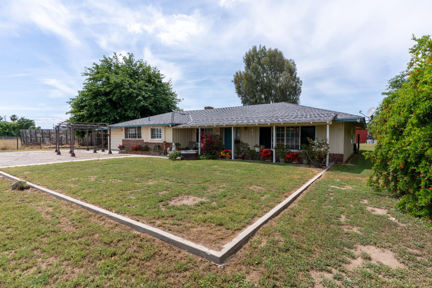 1389 S Highland Ave, Sanger, CA 93657