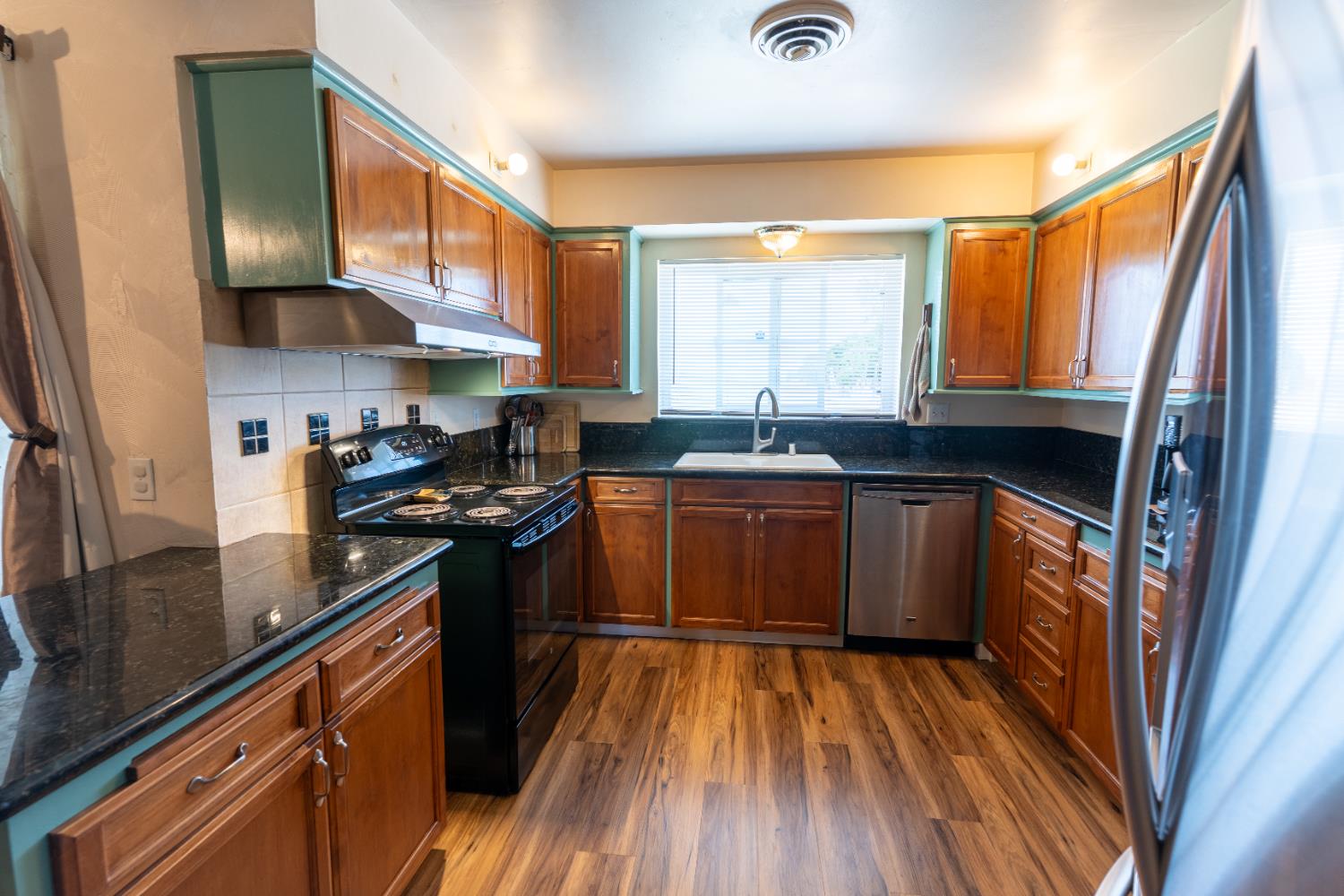 1389 S Highland Ave, Sanger, CA 93657