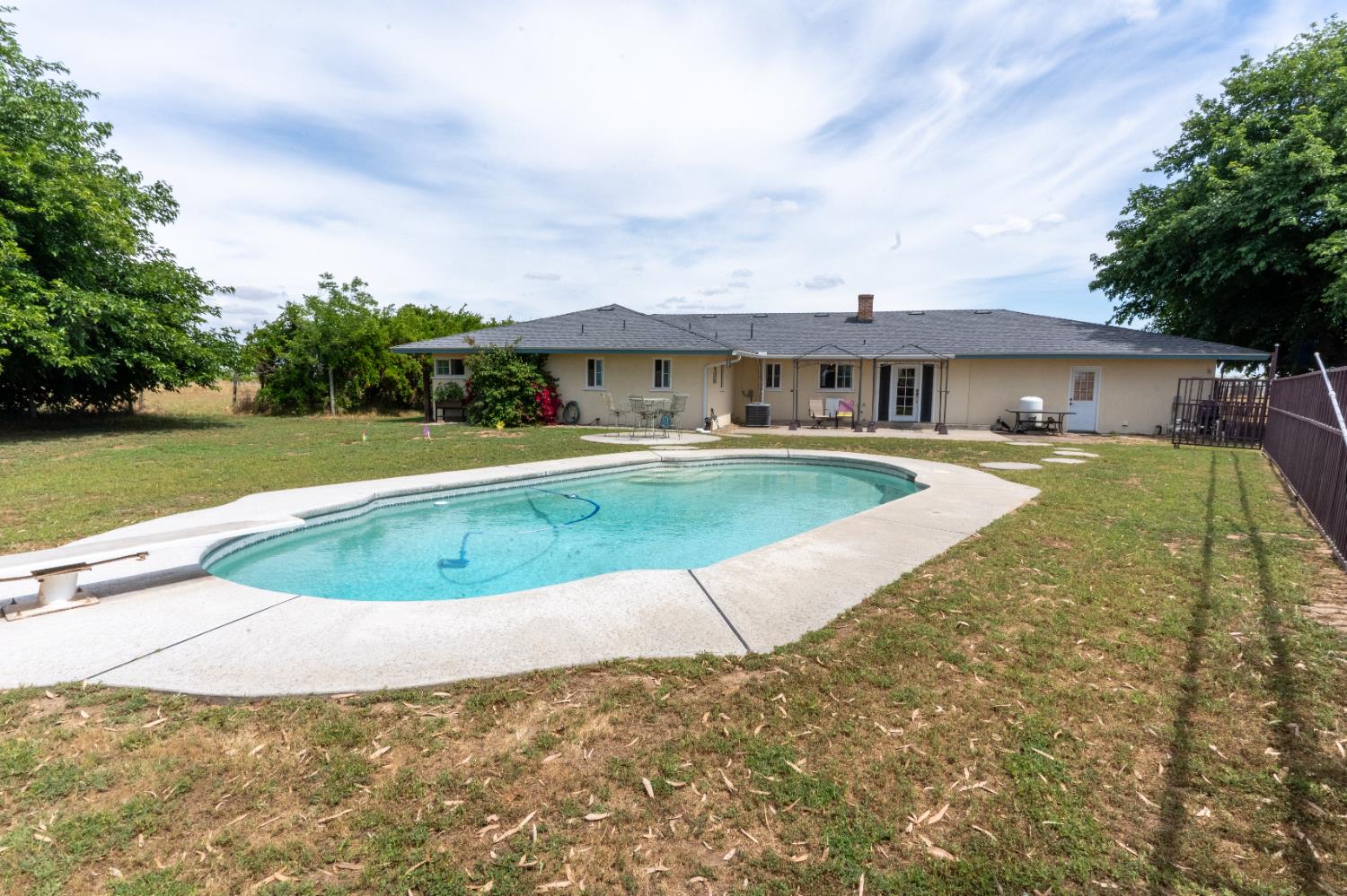 1389 S Highland Ave, Sanger, CA 93657