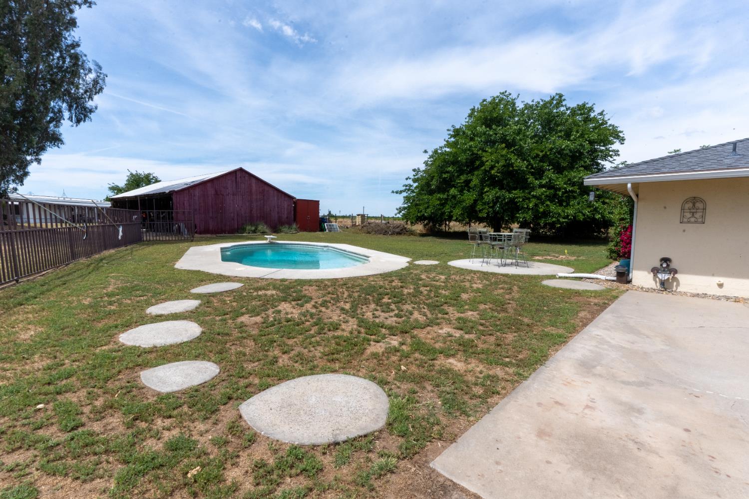 1389 S Highland Ave, Sanger, CA 93657