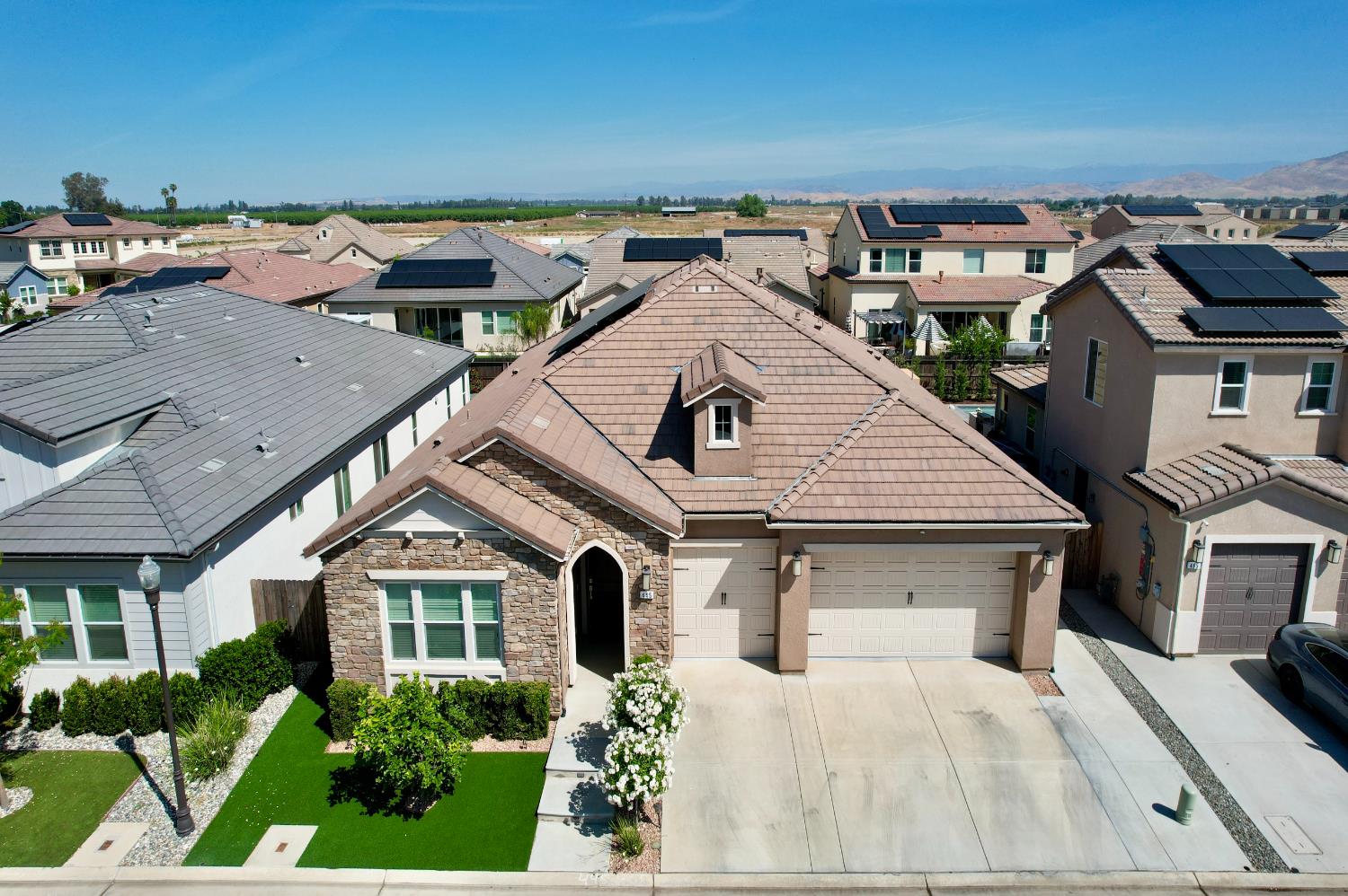 445 Bloom Ln, Clovis, CA 93619