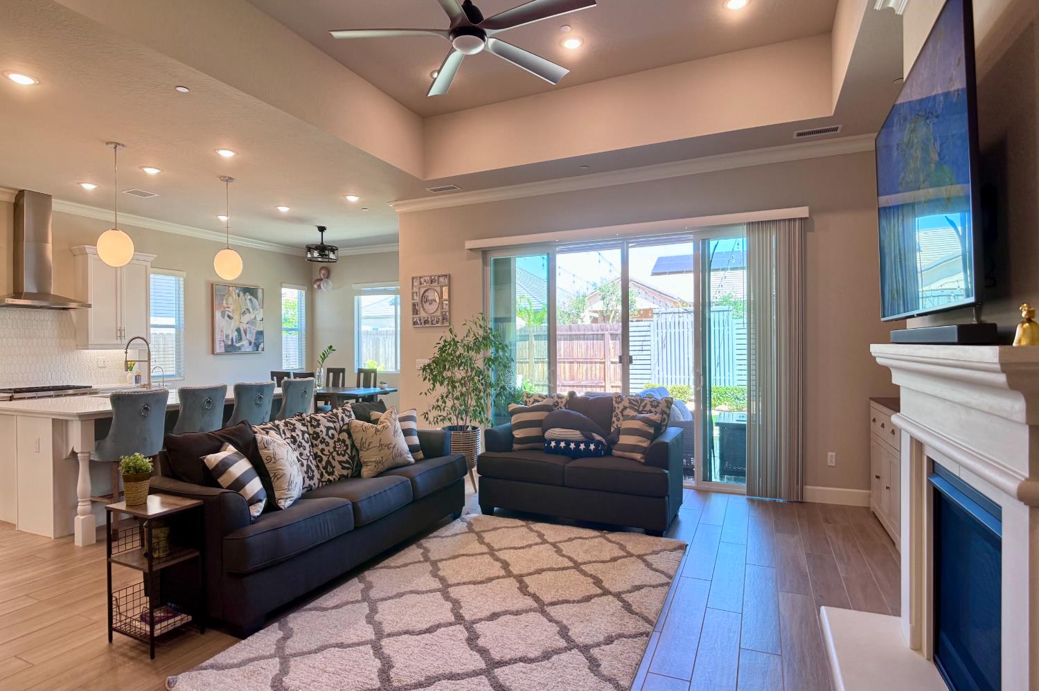 445 Bloom Ln, Clovis, CA 93619