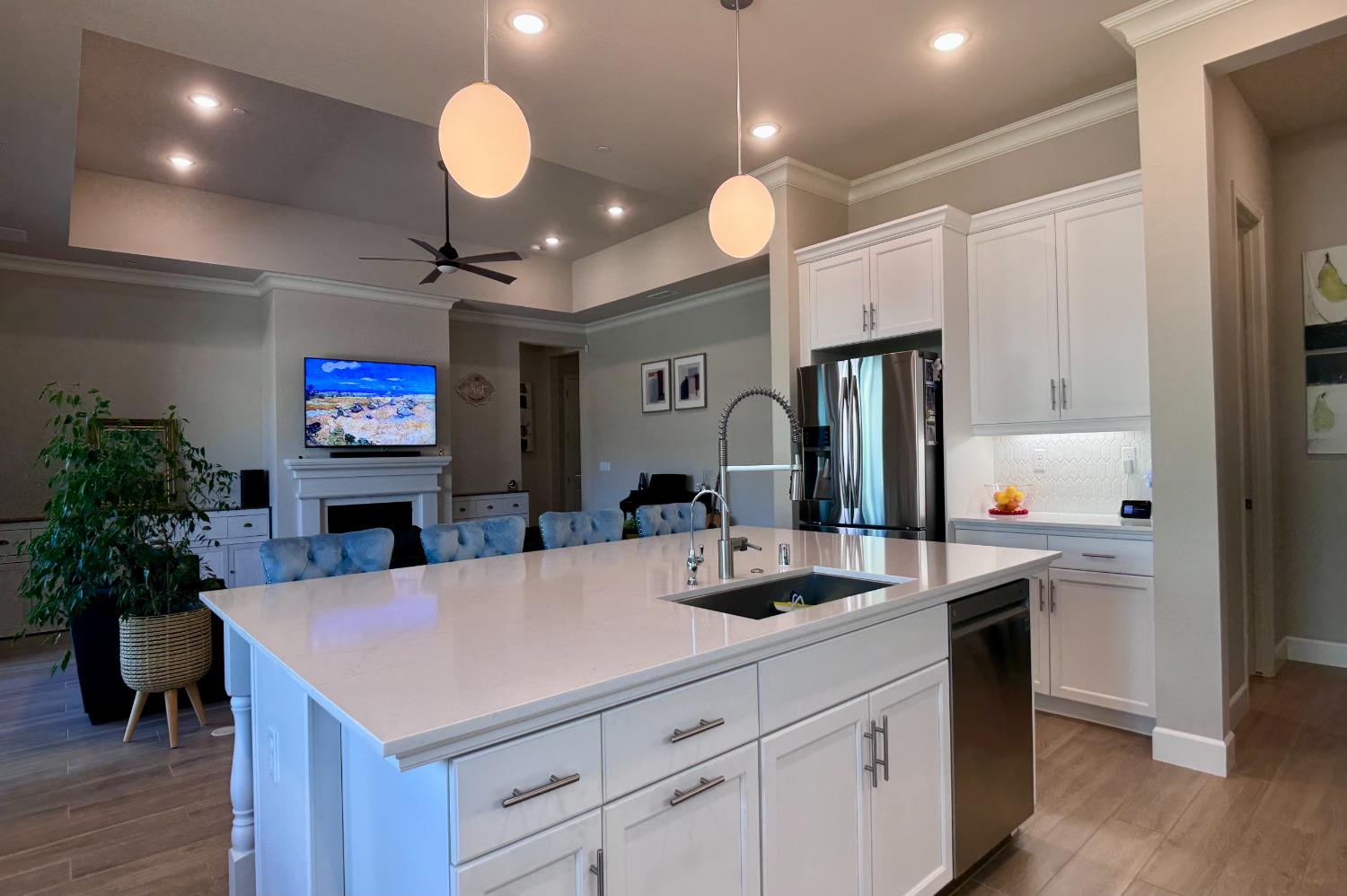 445 Bloom Ln, Clovis, CA 93619