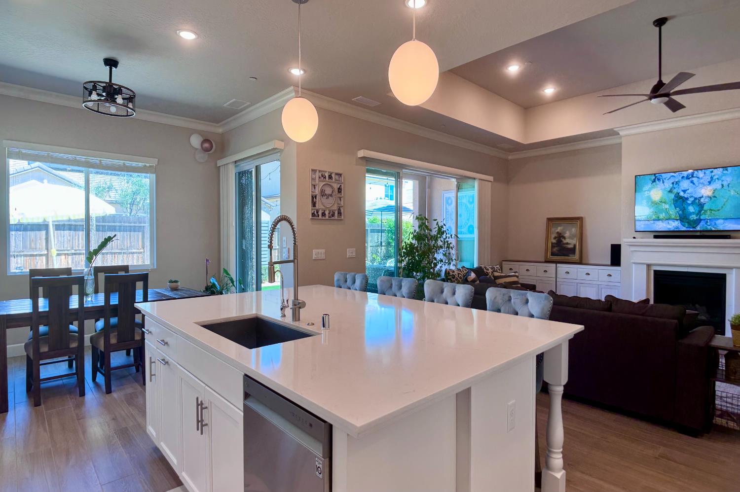 445 Bloom Ln, Clovis, CA 93619