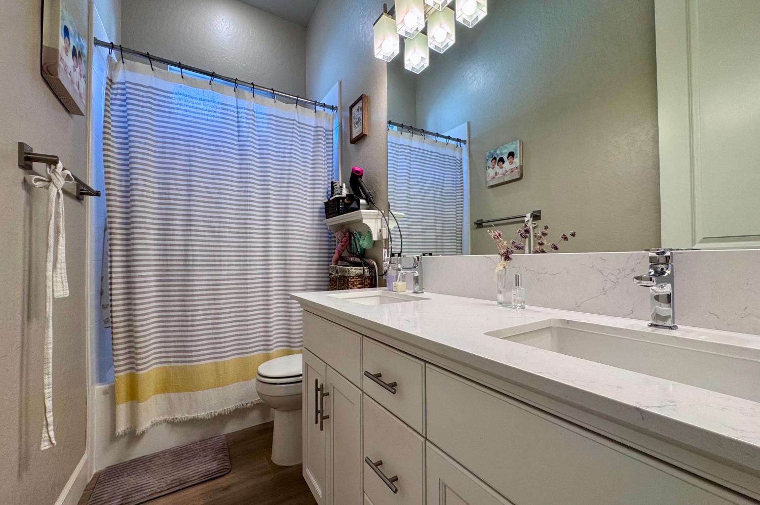 445 Bloom Ln, Clovis, CA 93619