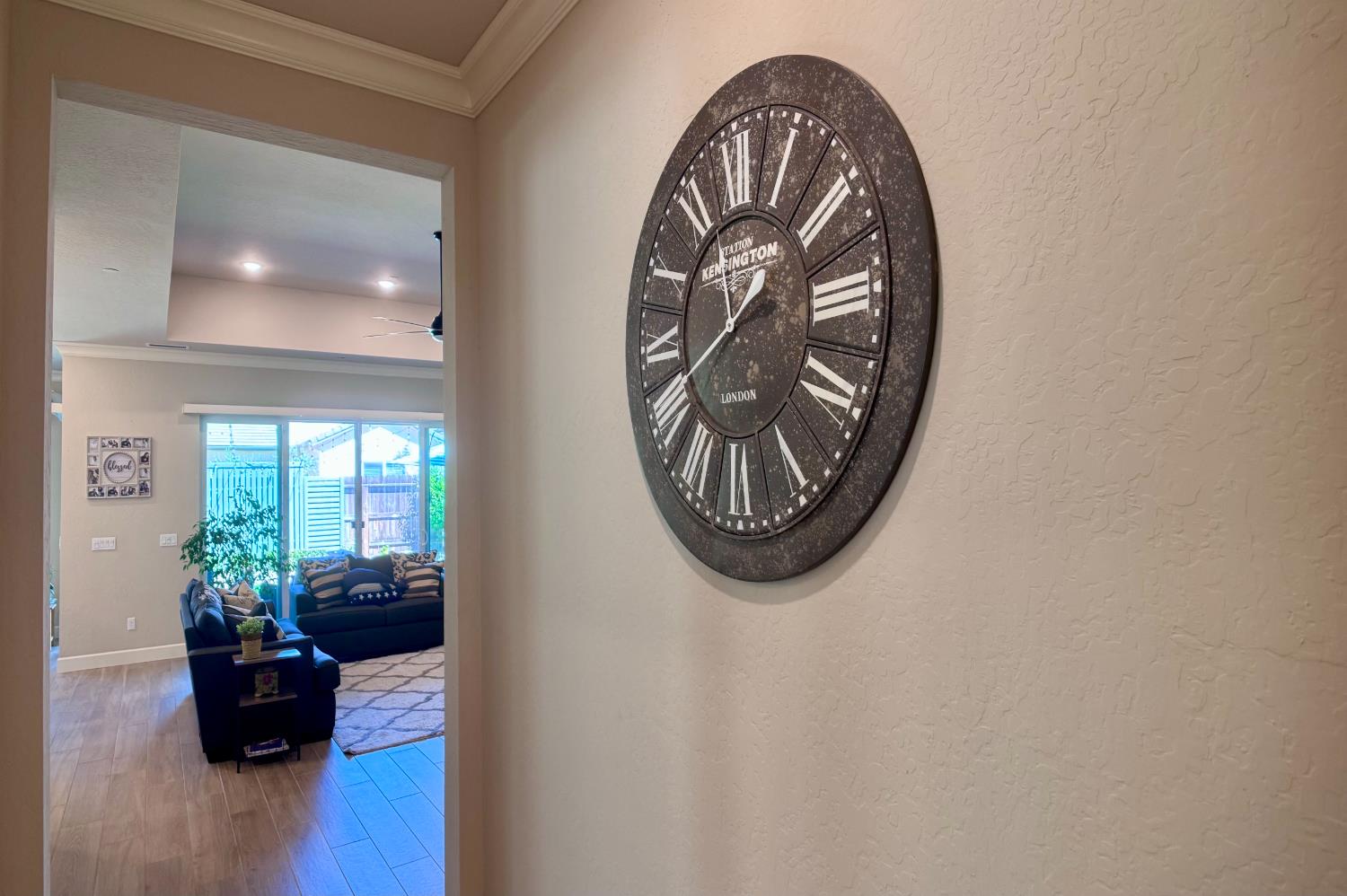 445 Bloom Ln, Clovis, CA 93619