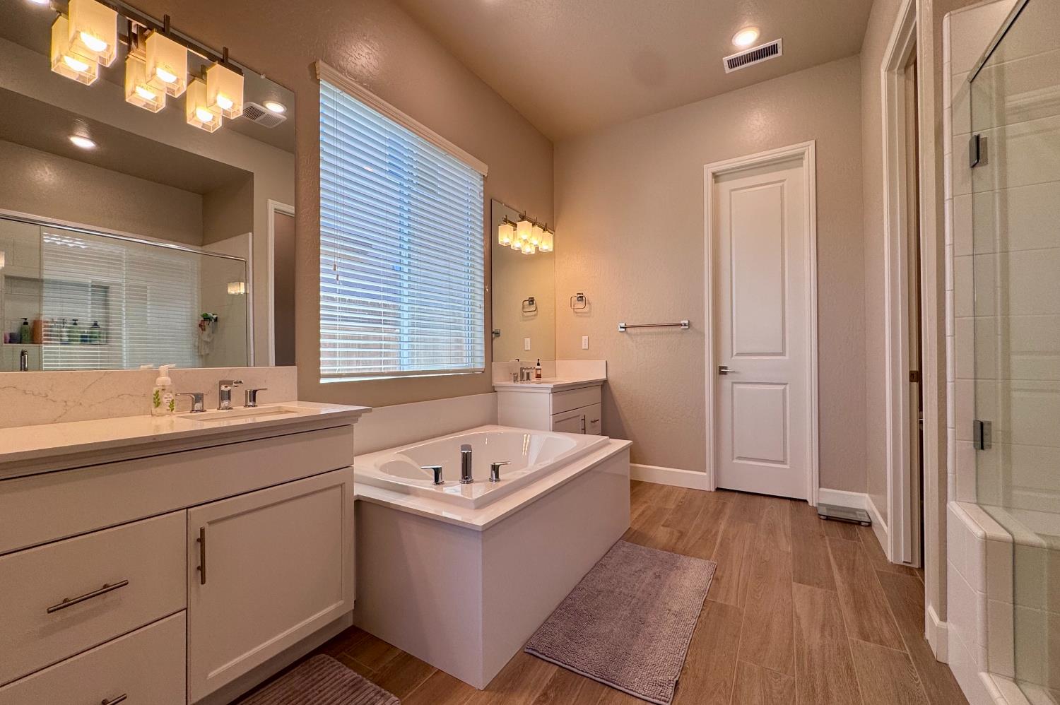 445 Bloom Ln, Clovis, CA 93619