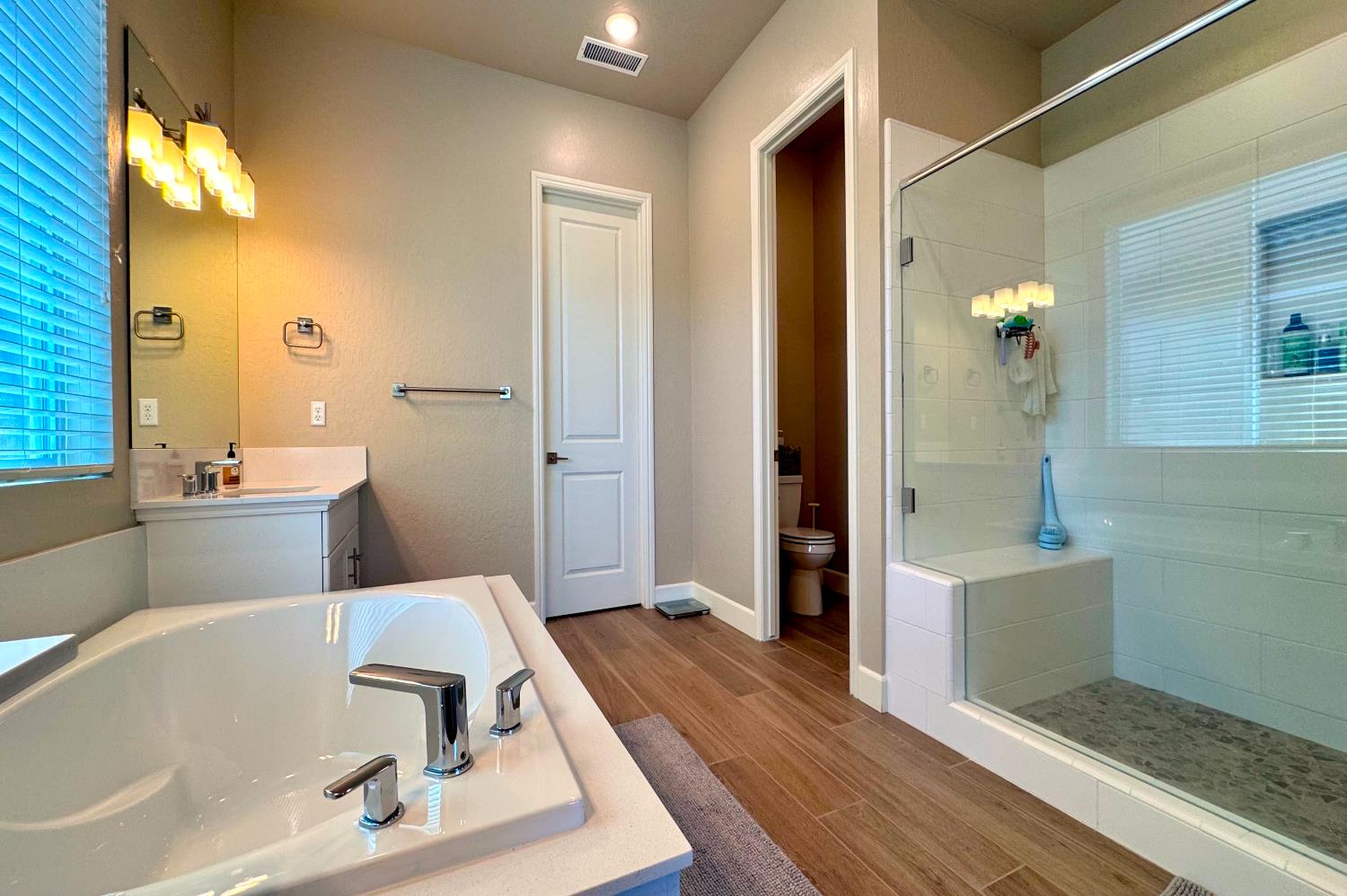 445 Bloom Ln, Clovis, CA 93619