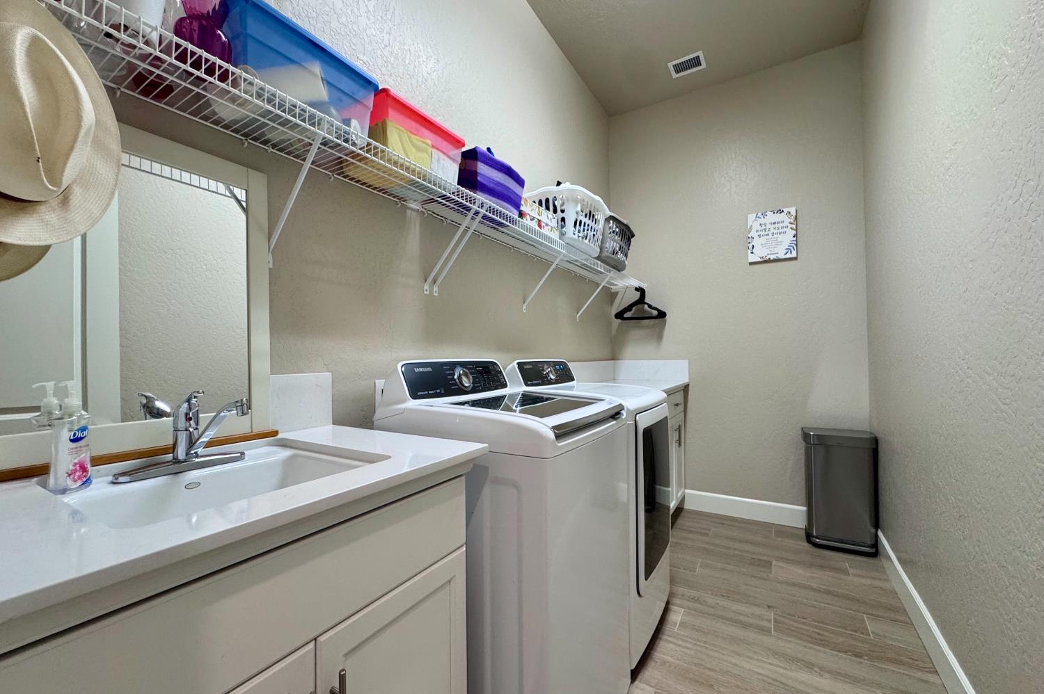 445 Bloom Ln, Clovis, CA 93619